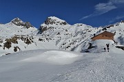 64 Rif. Calvi (2006 m) con a sx Pizzo del Diavolo (2916 m) e Grabiasca al centro (2704 m)